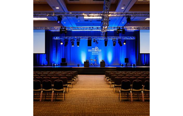 企業イベントのステージ全景